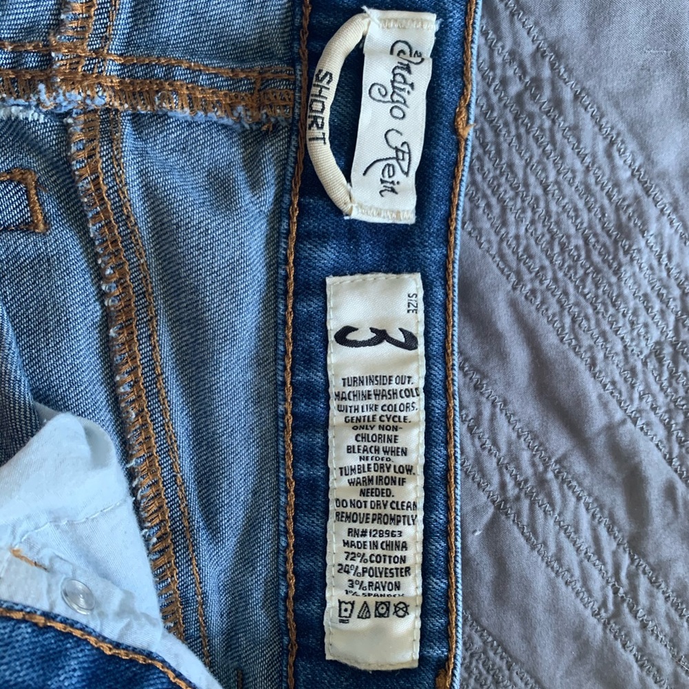 Shorts - Picture 2 of 3